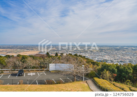 田原市の蔵王山展望台から見た田原市の街並みの風景(愛知県) 124756029