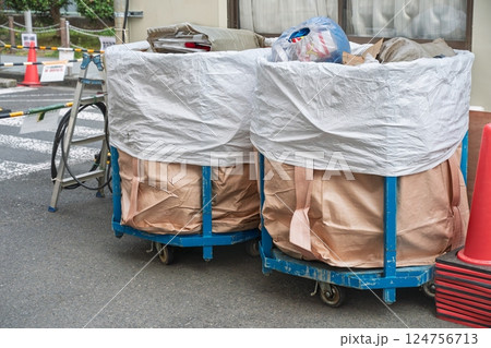 工事現場の廃棄物専用カート 124756713