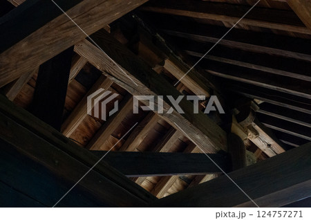 古民家の屋根裏、日本建築の梁 古民家の屋根裏、日本建築の梁 124757271