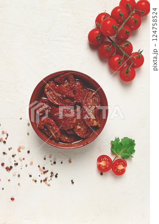 dried tomatoes, in a bowl, top view, on a white background, 124758524