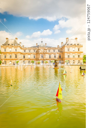 Luxembourg garden 124759067