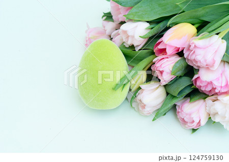Green Easter eggs with fresh tulips 124759130