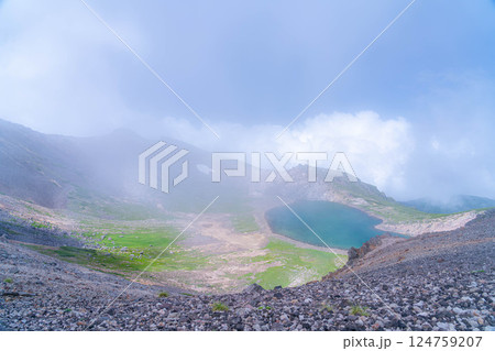 【天空の池】霧のかかる夏の乗鞍岳の権現池【長野県】 【天空の池】霧のかかる夏の乗鞍岳の権現池【長野県】 124759207