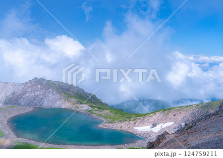 【天空の池】霧のかかる夏の乗鞍岳の権現池【長野県】 【天空の池】霧のかかる夏の乗鞍岳の権現池【長野県】 124759211