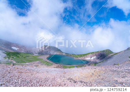 【天空の池】霧のかかる夏の乗鞍岳の権現池【長野県】 【天空の池】霧のかかる夏の乗鞍岳の権現池【長野県】 124759214