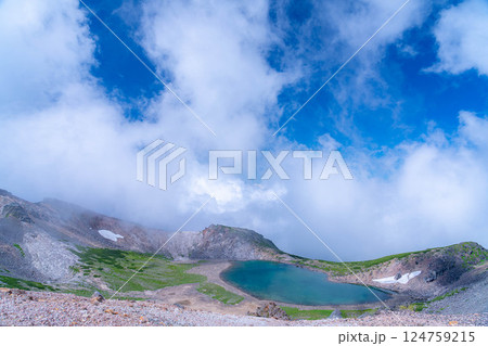 【天空の池】霧のかかる夏の乗鞍岳の権現池【長野県】 【天空の池】霧のかかる夏の乗鞍岳の権現池【長野県】 124759215