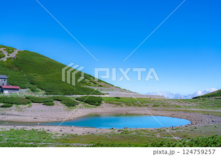 【山岳素材】夏の乗鞍岳の鶴ヶ池【長野県】 【山岳素材】夏の乗鞍岳の鶴ヶ池【長野県】 124759257