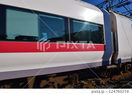 走行中の列車 走行中の列車 124760259