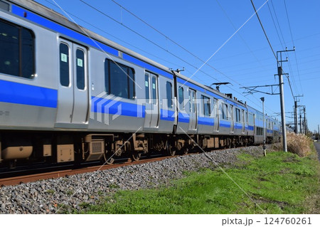 走行中の列車 124760261