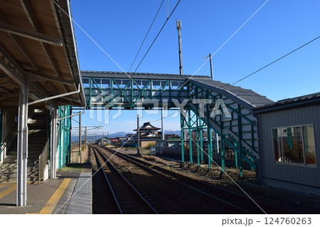 鉄道駅構内の跨線橋 124760263