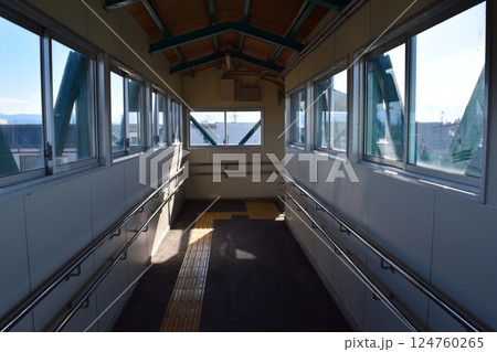 鉄道駅構内の跨線橋 鉄道駅構内の跨線橋 124760265