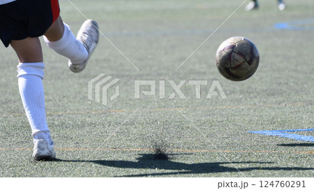 ボールを蹴るサッカー選手 124760291