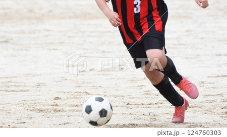 ドリブルするサッカー選手 ドリブルするサッカー選手 124760303