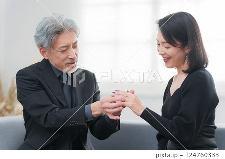男性から婚約指輪を貰ってプロポーズを受ける女性（夫婦・カップル） 124760333