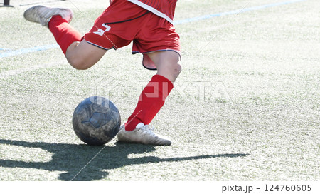 ボールを蹴るサッカー選手 124760605