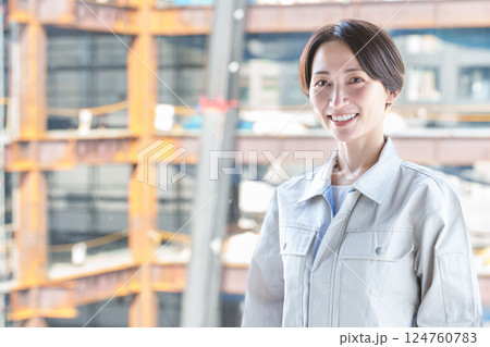 建築現場で働く女性作業員 建築現場で働く女性作業員 124760783
