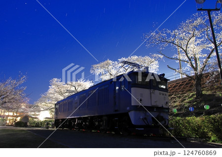 夜桜と満天の星の下ひっそりと佇むEF64-18号機電気機関車_2025/4/5撮影 124760869