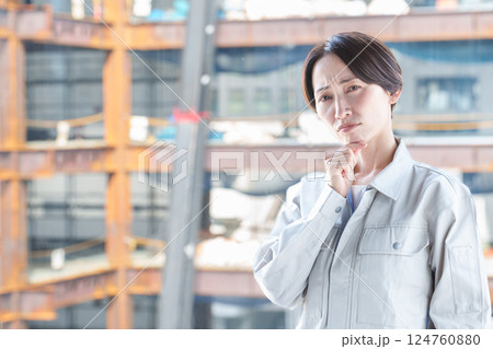 建設現場で困った表情をする女性作業員 124760880