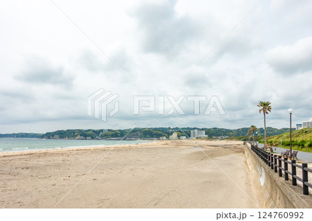 御宿中央海水浴場　御宿海岸中央ビーチ　月の沙漠通り　どこまでも続く白い砂浜と穏やかな波 124760992