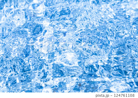 風に揺れるキラキラの青い水面 124761108