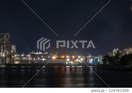 【山口県周南市晴海親水公園からの工場夜景】 124761209