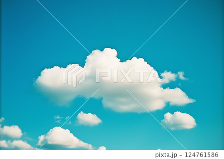 夏の青空と白い雲 124761586