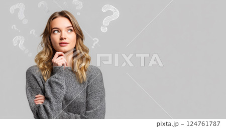思案中の若い女性のスタジオショット 124761787