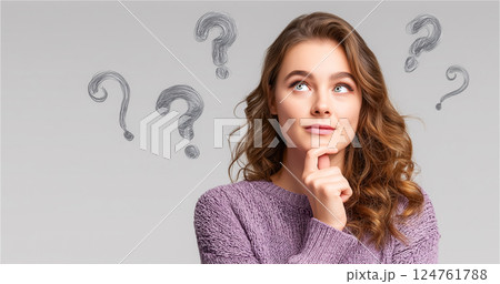 思案中の若い女性のスタジオショット 124761788