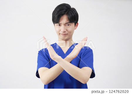 医者・看護師・歯科医師・介護士　男性　ばつ印のジェスチャー　白背景 124762020