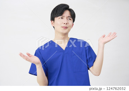 医者・看護師・歯科医師・介護士　男性　ギブアップ　白背景 124762032