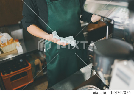 coffee shop 124762074