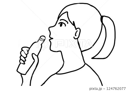 水を飲む女性 124762077