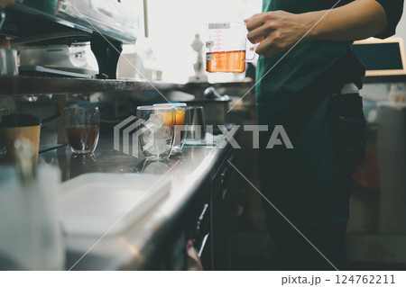 coffee shop 124762211