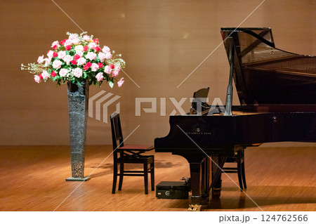 ピアノステージ 124762566