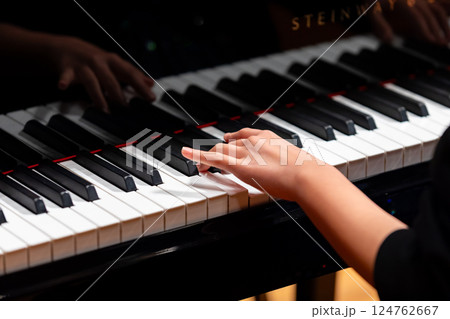 ピアノを演奏者の手 124762667
