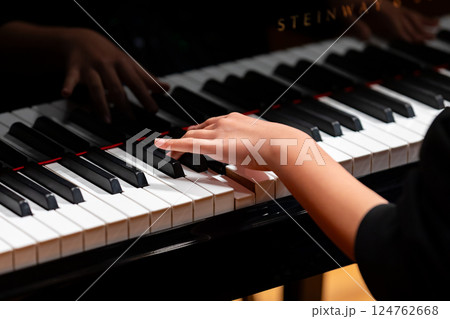 ピアノを演奏者の手 124762668