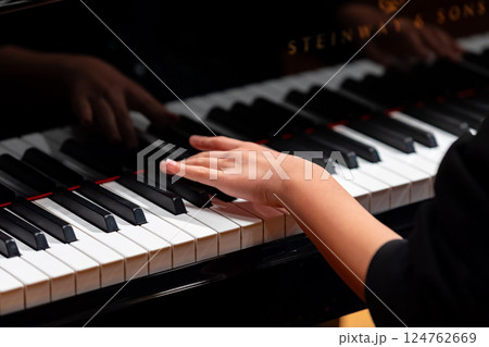 ピアノを演奏者の手 124762669