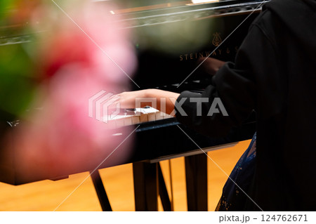 ピアノを演奏者の手 124762671