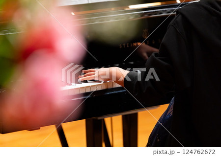 ピアノを演奏者の手 124762672