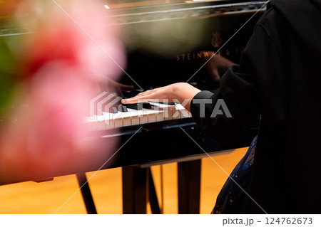 ピアノを演奏者の手 124762673