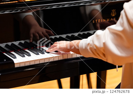 ピアノを演奏者の手 124762678