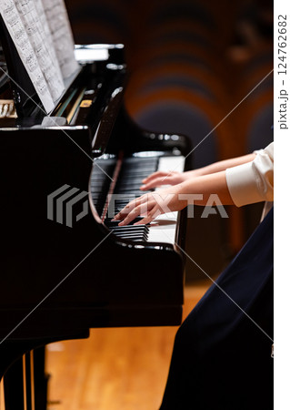 ピアノを演奏者の手 124762682