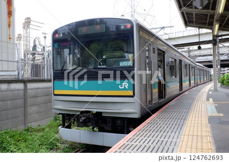 浜川崎駅に停車する205系1000番台 浜川崎駅に停車する205系1000番台 124762693