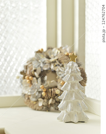 窓辺に飾られたクリスマスツリーとリース クリスマスイメージ 窓辺に飾られたクリスマスツリーとリース クリスマスイメージ 124762704