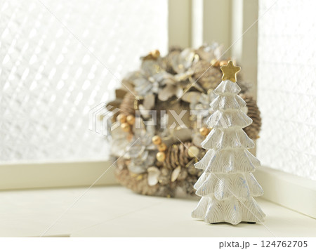 窓辺に飾られたクリスマスツリーとリース クリスマスイメージ 窓辺に飾られたクリスマスツリーとリース クリスマスイメージ 124762705