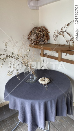 オフホワイトを基調としたカフェ、青いテーブルクロスと丸いテーブル オフホワイトを基調としたカフェ、青いテーブルクロスと丸いテーブル 124762708