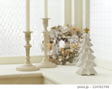 窓辺に飾られたクリスマスツリーとリース　クリスマスイメージ 124762740