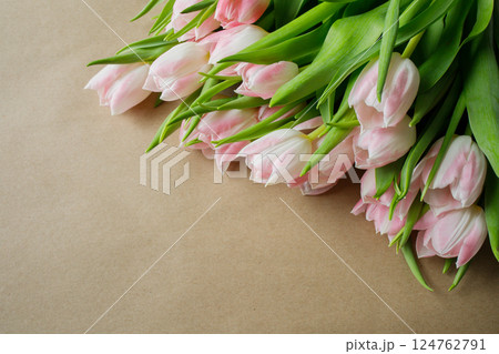 Pink tulips bouquet on brown craft paper background with copy space 124762791