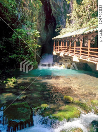 秋芳洞のエメラルドの清流と遊歩道 124762832