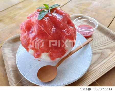 ミントを添えた苺シロップのかき氷 ミントを添えた苺シロップのかき氷 124762833